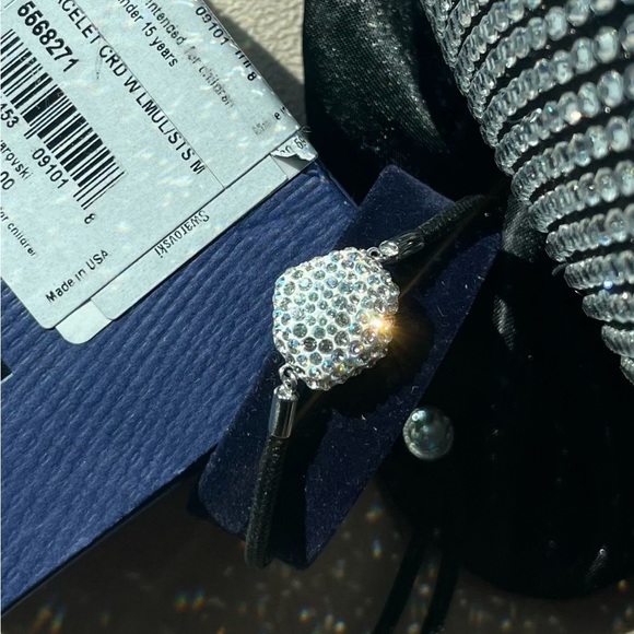 💚💚💚 SWAROVSKI CRYSTAL CORD SLIDE BRACELET.
New in Box; stored in a drawer. - Picture 5 of 8